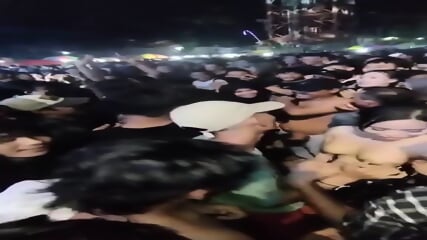 Hardcore Nonton Konser Telanjang