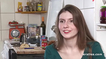 Viral: Rough M&Uuml_Nchnerin Ist Zu Besuch In Berlin Und Masturbiert