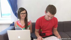 Juicy Young Nerdy College Stunner Needs To Squat On Jumbo Penis - High Quality
