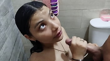 Raw Hermanastra Sexy En Su Ducha Caliente Se Pone Cachonda Y Su Hermanastro La Esp&Iacute_A, Pero Ella Le Da Una Mamada Para Tragarse Su Leche - Porno En Espanol