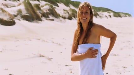 Seductive Beach Pe Nangi Aurat - High Quality